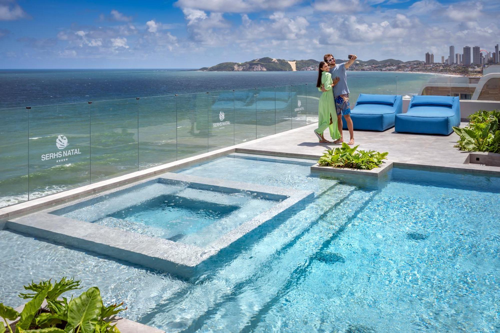 Serhs Natal Grand Hotel & Resort Dış mekan fotoğraf The rooftop pool at the Sheraton Nha Trang Hotel & Spa Resort